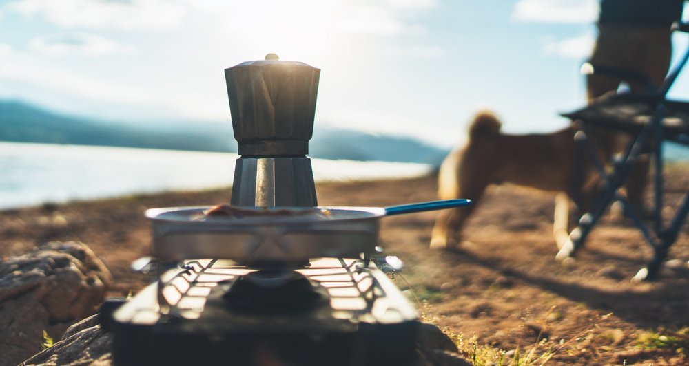 vařič se psem v pozadí